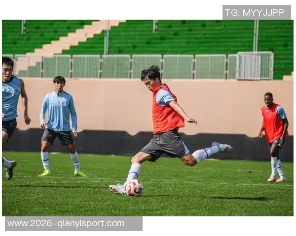 李新翔伤愈随海港队赴迪拜冬训晒照展现团队精神